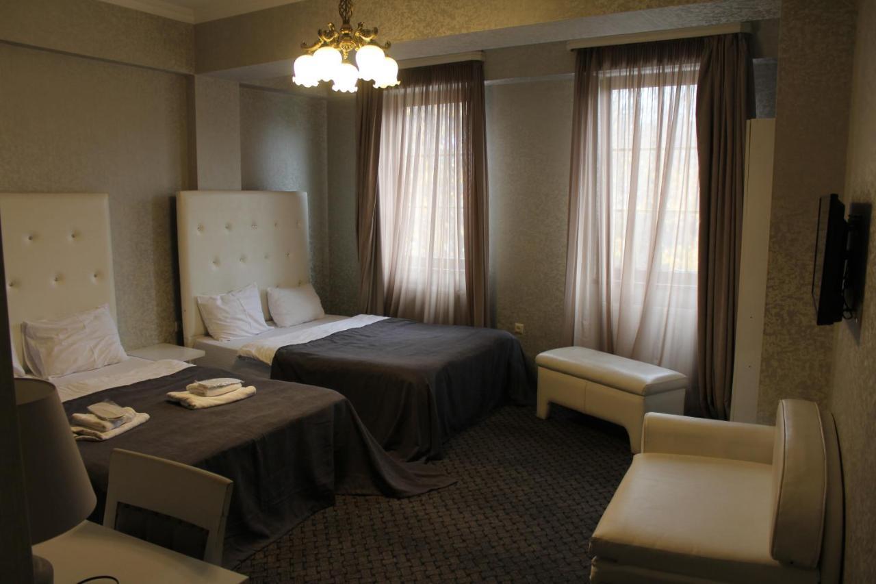 Hotel Plaza Tbilisi Bagian luar foto