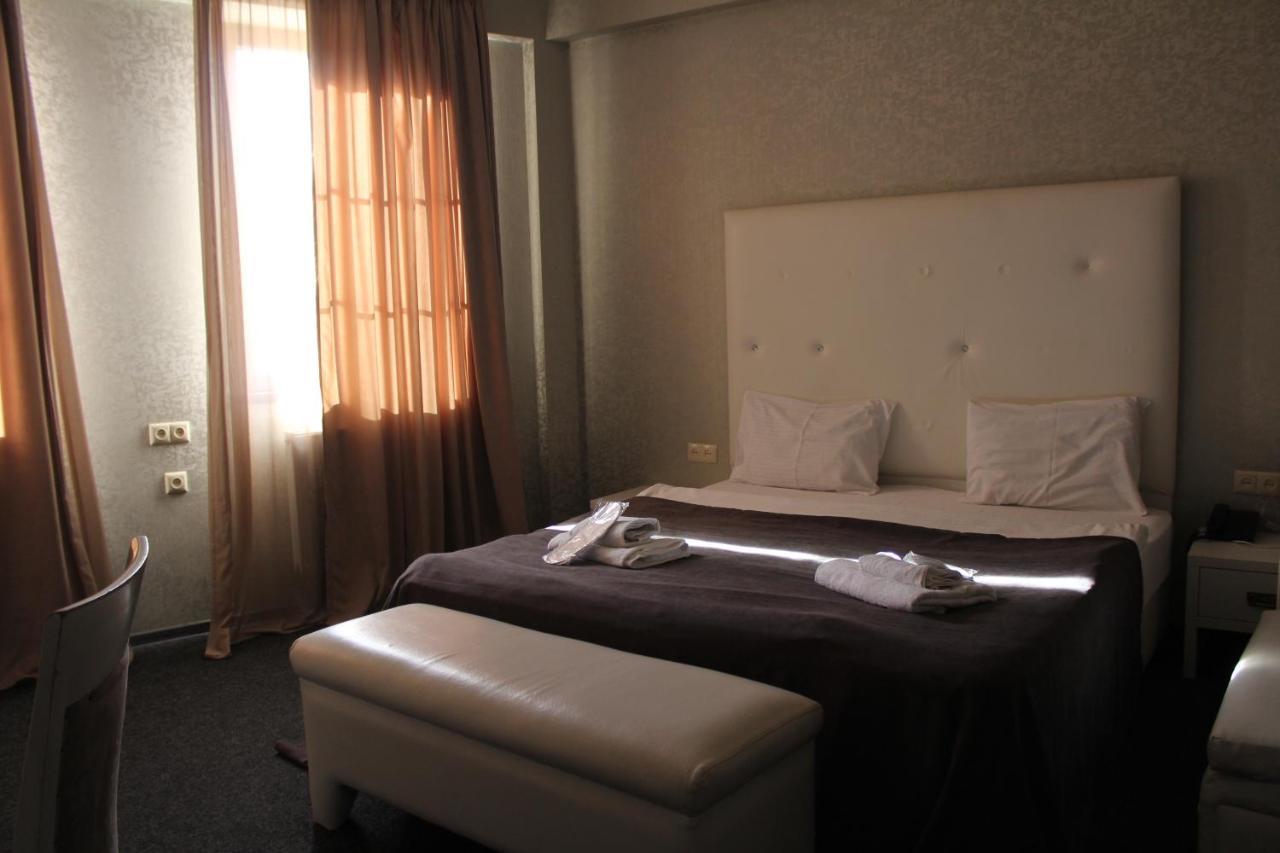 Hotel Plaza Tbilisi Bagian luar foto