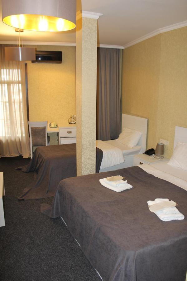 Hotel Plaza Tbilisi Bagian luar foto