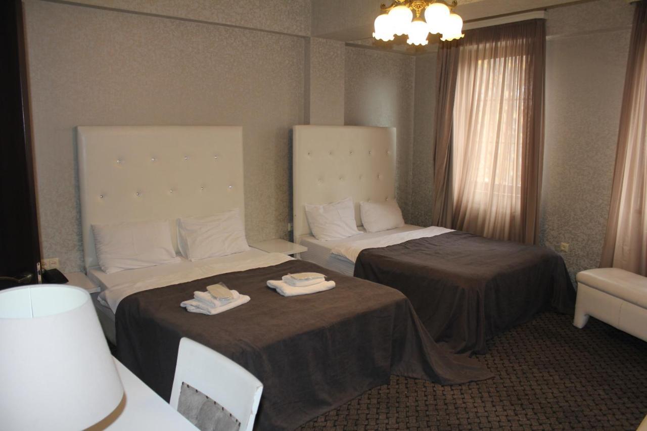 Hotel Plaza Tbilisi Bagian luar foto