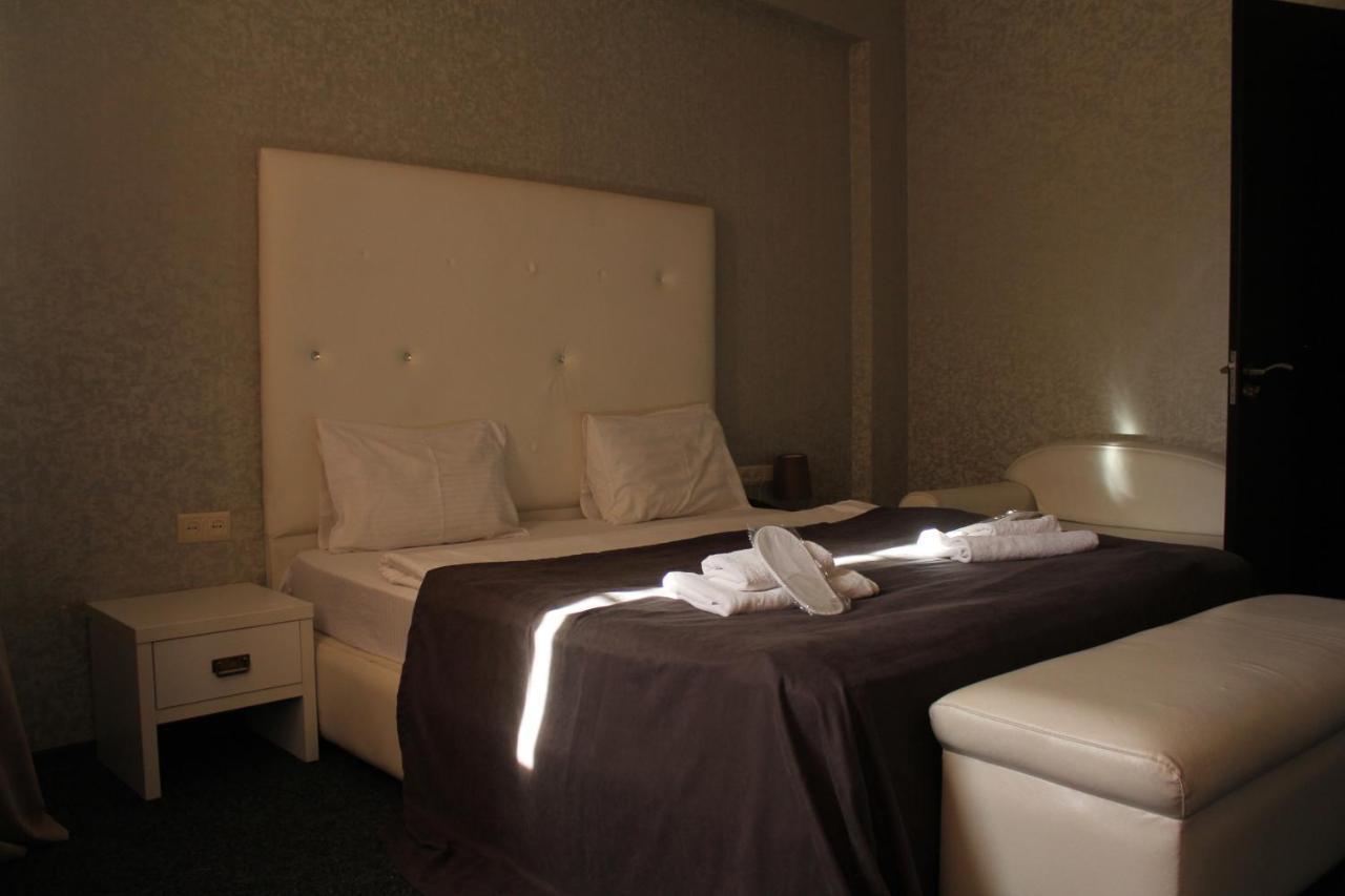 Hotel Plaza Tbilisi Bagian luar foto