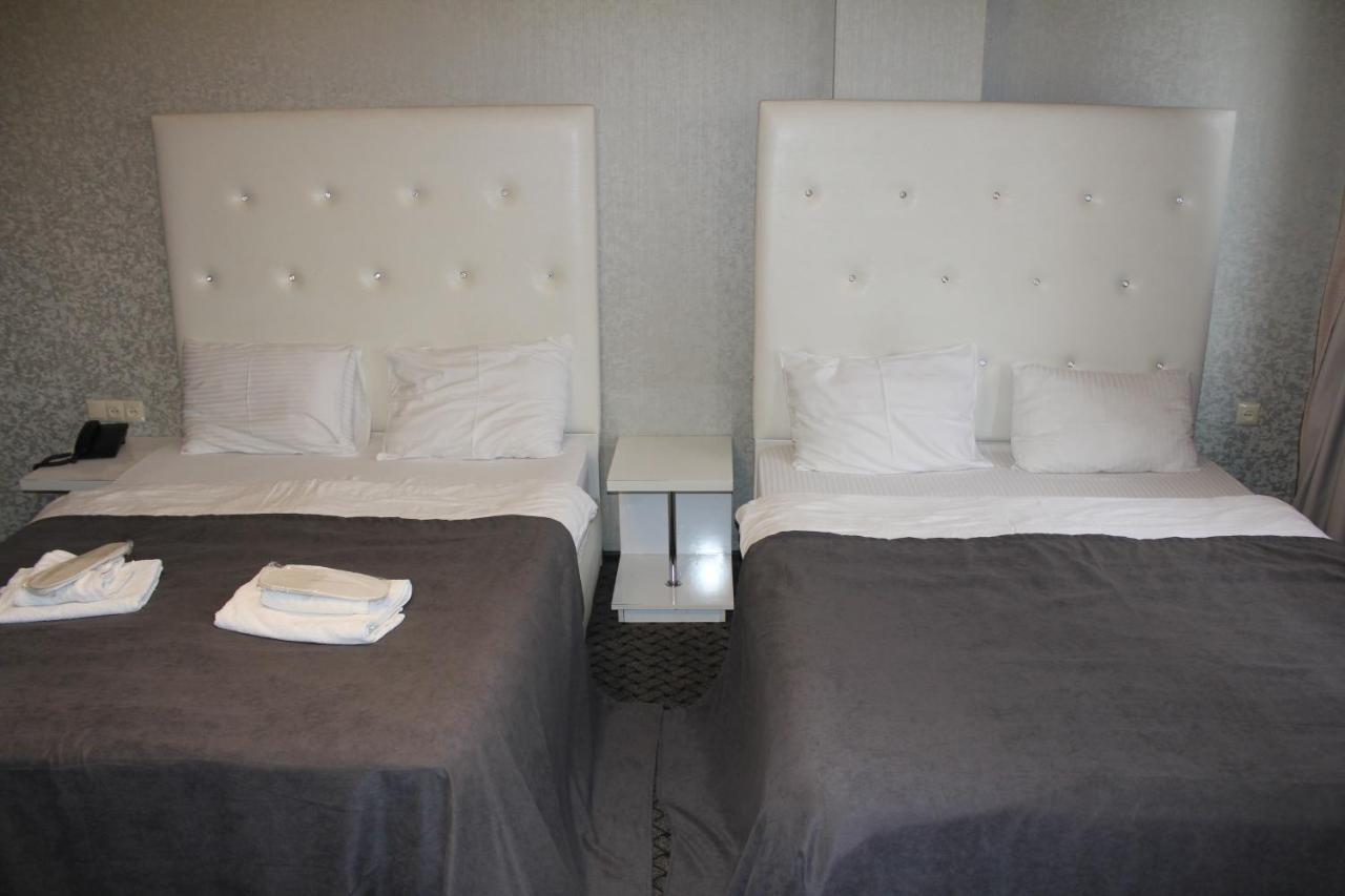 Hotel Plaza Tbilisi Bagian luar foto